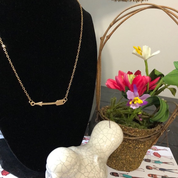 Jewelry - NEW Gold Tone Curved Arrow Necklace!